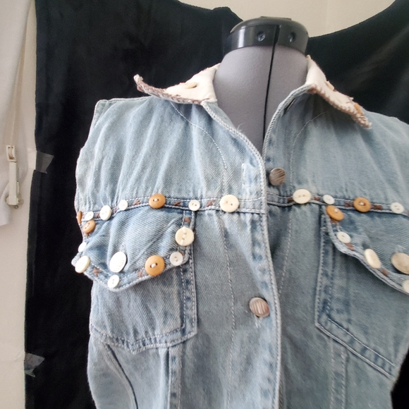 Vintage Denim sleeveless decorated buttonscJacket - Picture 4 of 7